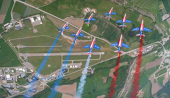 [Translate to Italien:] Patrouille de France en survol au dessus de l'aérodrome de Tallard. Meeting aérien du 12 mai 2018. ©PatrouilledeFrance