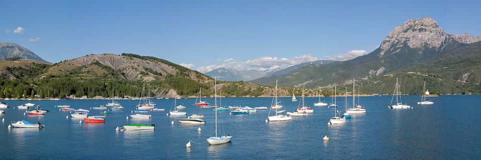 Bateaux sur le Lac de Serre-Ponçon Bateaux sur le Lac de Serre-Ponçon
